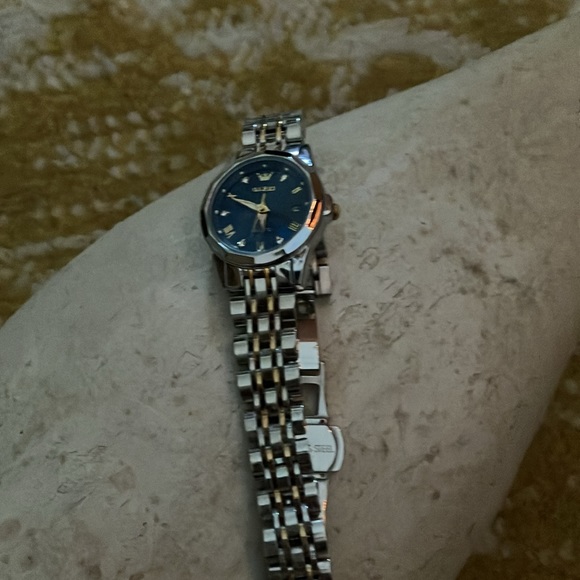 Beautiful dress watch. Blue face with silver and gold NWT - Picture 4 of 4